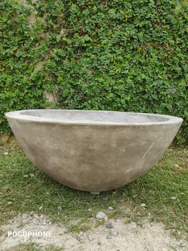 Bacia grande, em cimento para mudas de flores