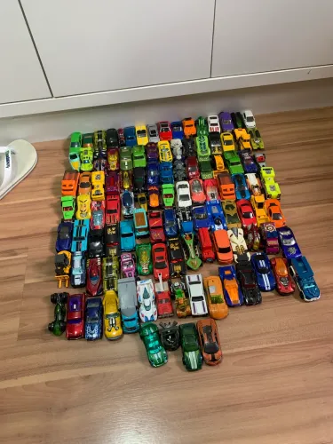 Hot wheels 110 carrinhos para coleção somente o lote não vendo separado