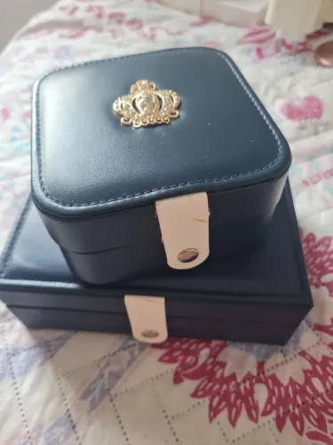 Porta Jóias Elegante com Detalhe de Coroa