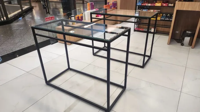 Expositores em Metal com Tampo de Vidro