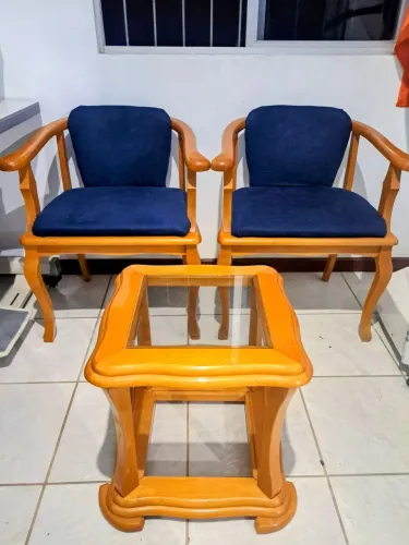 Conjunto de 2 poltrona decorativa e 1 mesinha tudo em madeira maciça
