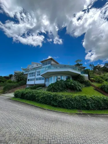 Casa Cinematográfica com Vista Permanente para o Mar | Condomínio Saint Barth | Cacupé | F