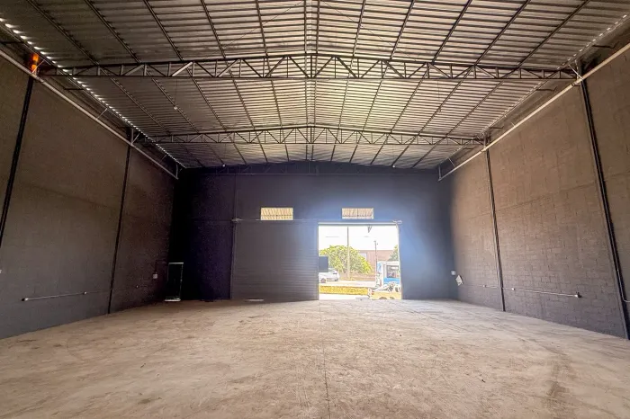 Galpão  Vila Morais  380m²  Frente à BR 153  R$ 7.500/mês