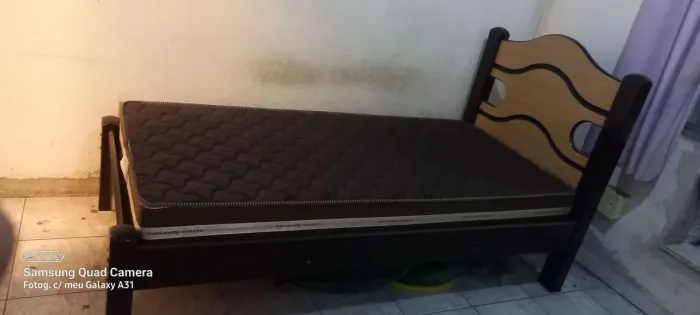 Cama e colchão de solteiro.