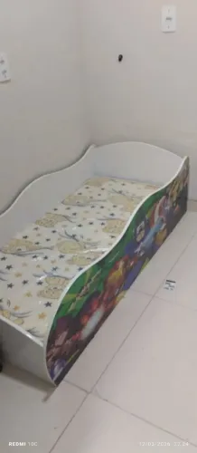 Cama infantil (modelo carro) c/ colchão novo