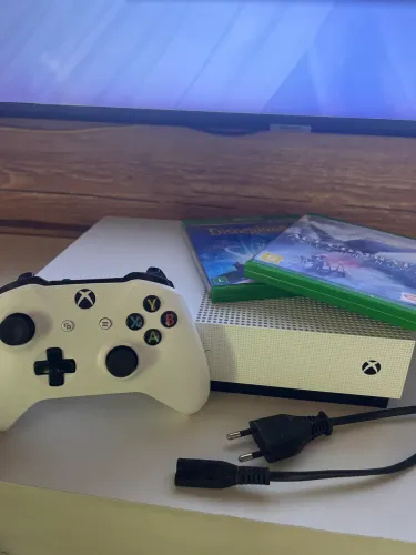     Xbox One S 1TB + Controle + 2 Jogos