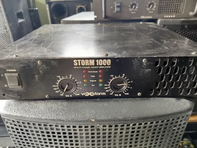 (POTÊNCIA PROFISSIONAL SEMI-NOVA VOXSTORM MODELO STORM-1000 TURBO-VENTILADA)