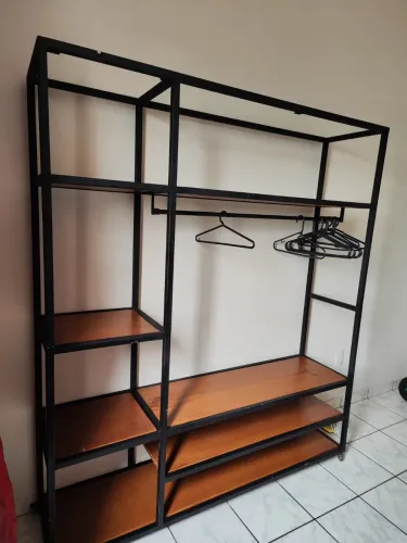 Roupeiro/closet aberto