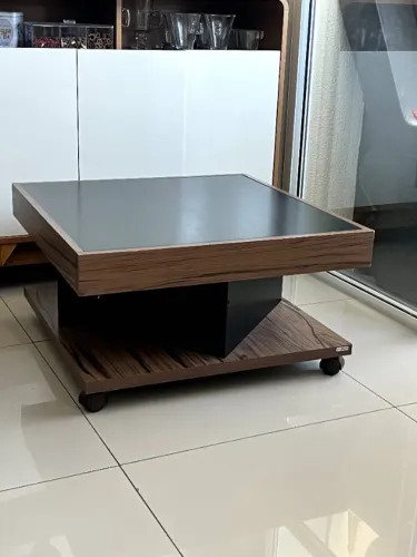 Mesa de centro preta com rodinhas (outlet)