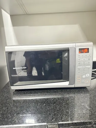 Micro-ondas Brastemp Clean na cor prata/cinza.