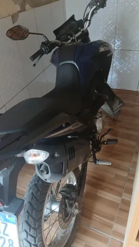 Moto em excelente estado de conservação, preço neciavel, revisões em dias, tudo certo...