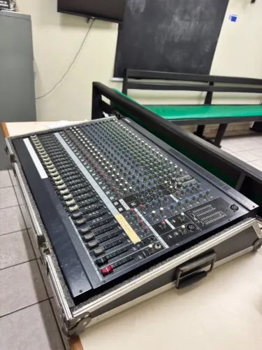 Mesa de Som Yamaha MG24/14FX