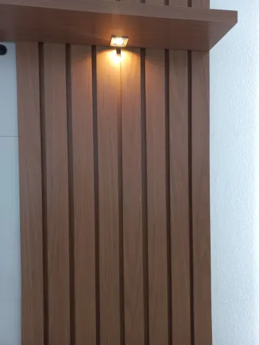 Painel de parede ripado