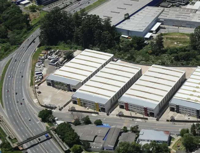 Galpão para Locação em Cotia 4.994 m², Pé-Direito de 11 m e Doca
