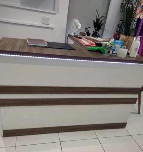 Balcão de caixa 1,5x 1,5 branco e amêndoas