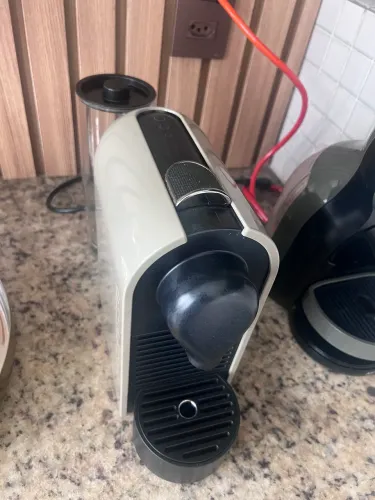 Vendo Cafeteira Nespresso Essenza C50, muito bem conservada e em perfeito funcionamento.