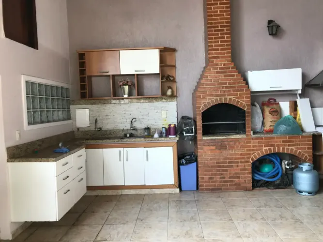Vendo casa com 4 quartos e terraço com piscina e churrasqueira em Nova Iguaçu
