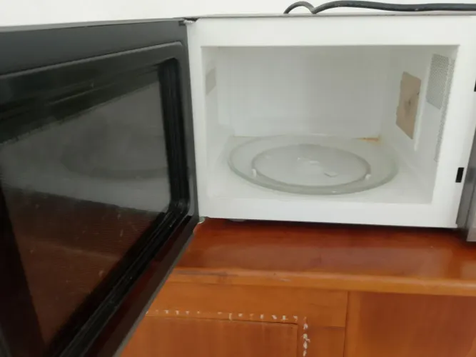 Microondas funcionando más não está esquentado com um fio souto