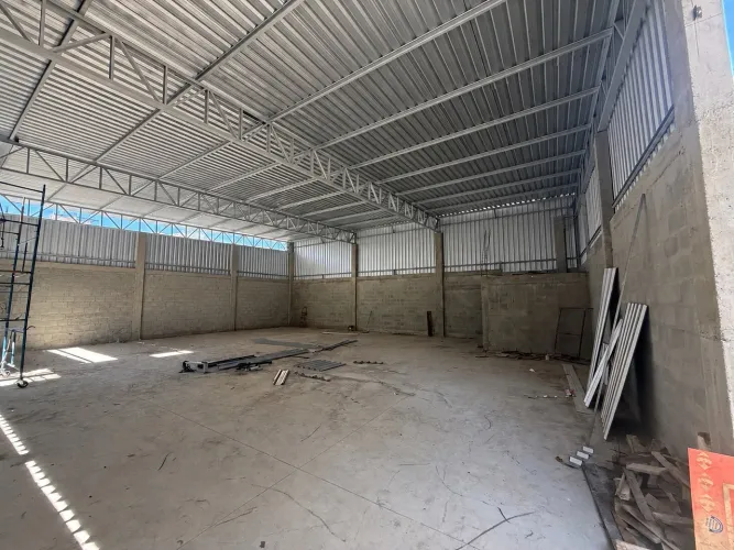 Galpão amplo de 250 m² para comércio, depósito ou logística localizado no Aribiri