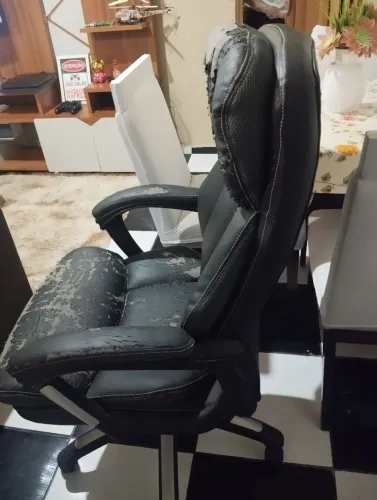 Cadeira gamer muito confortável só tá descascando entrego