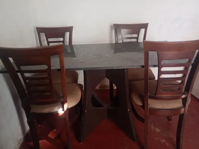 Mesa de Granito/Mármore 4 Cadeiras em Madeira - Ótimo Estado