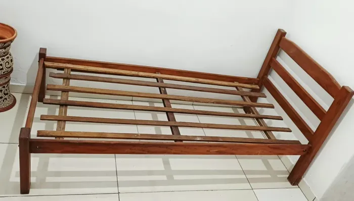 Cama de madeira de lei