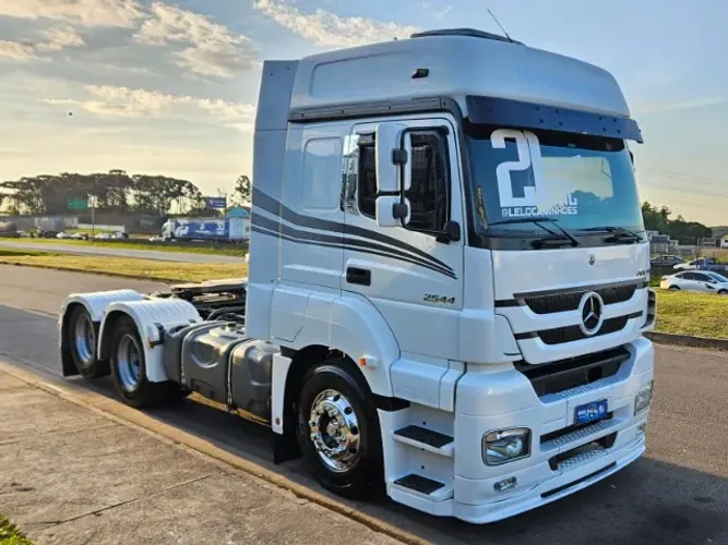 Mercedes Benz Axor 2544 6x2 Ano 21 Teto Alto Aut Euro 5 Susp Mola Freio a tambor Geladeira