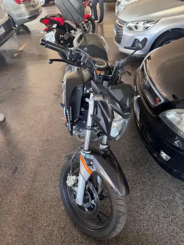 Vende se ou troco em cb 300  sem defeito preço de tabela 