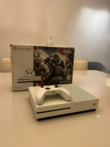 Xbox one S 1 TB 2 controles