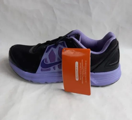 Tênis Nike cor Roxo/ Preto Numeração 36 Feminino Produto novo com avaria