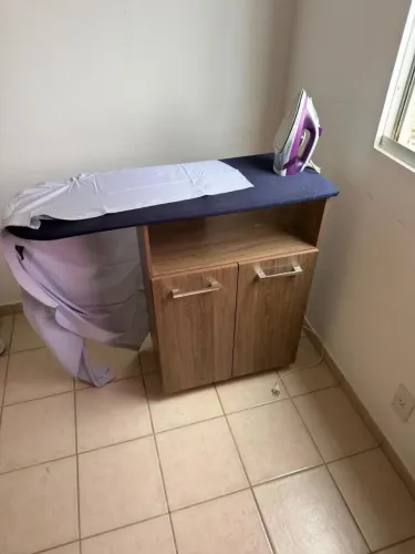 Passadeira de roupas com armário