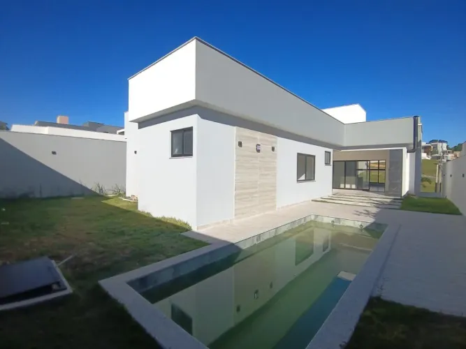 Casa linear de alto padrão com 4 quartos e piscina no condomínio Viverde 1 em Rio das Ostr