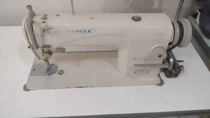 máquina de costura reta industrial
