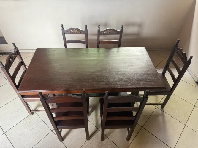 Mesa Sucupira com 6 cadeiras e Baú