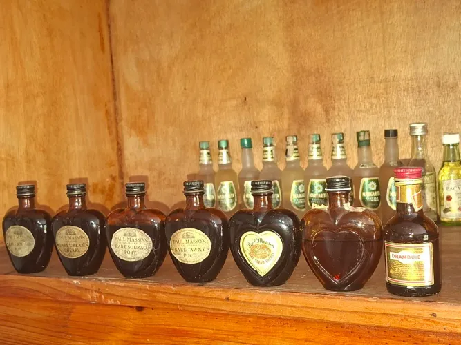 Lote com 147 mini garrafinhas de bebidas importadas para colecionadores 