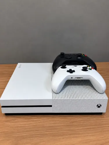 Xbox One S 500GB + 2 Controles Originais | Ótimo Estado