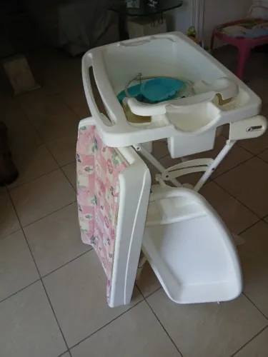 Banheira com tripé dobravel, apoio de banho para recém-nascido, bandeja e trocador.