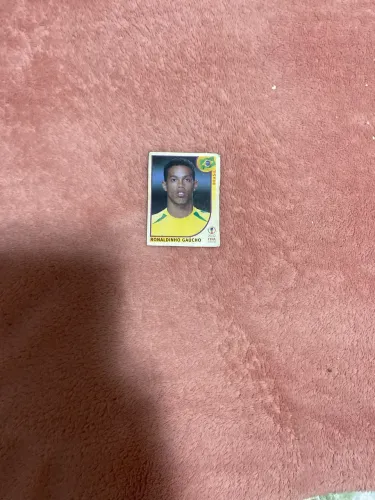 figurinha do ronaldinho gaúcho na copa de 2002, em ótimo estado