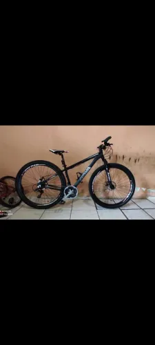 Uma bicicleta aro 29