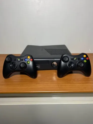 Xbox 360 Slim ótimo estado!!!