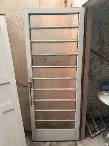 Porta de madeira ou porta ferro com vidro 