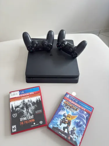 PlayStation 4 Slim 1TB + 2 Controles + 2 Jogos (Dying Light e Ratchet & Clank)