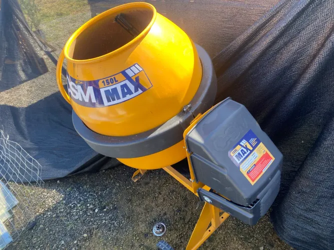 Betoneira CSM150l Nova