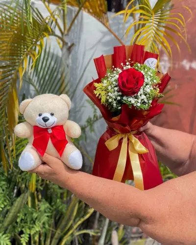 Buquês de rosas/Flores Naturais/chocolates/presentes/Cestas/arranjos 