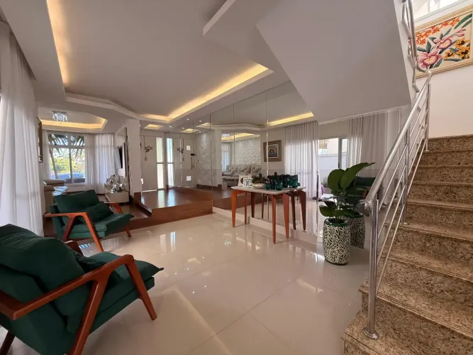Sobrado em condomínio fechado, próximo a GO020. 4 quartos sendo 2 suítes, Home office.