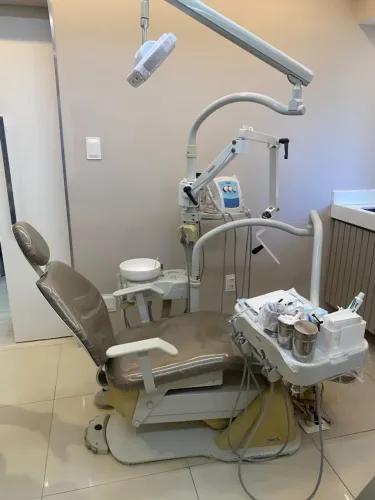 Cadeira, cuspideira, refletor, equipo, mocho Consultório Gnatus. Tempo de uso 10 anos