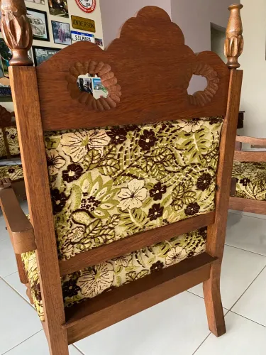 Jogo de sofá e poltronas antigos