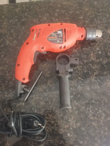 Vende se uma furadeira nova pouco tempo de uso