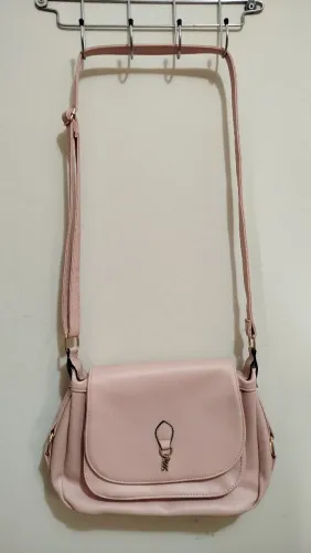 Bolsa rosa média de couro legítimo com alça ajustável