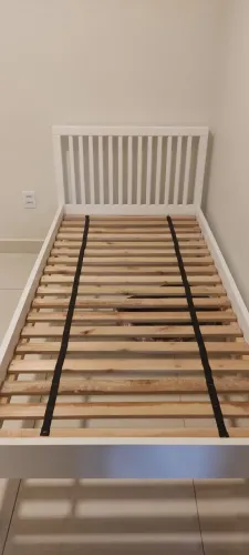 Cama de solteiro da marca Tok&Stok.
